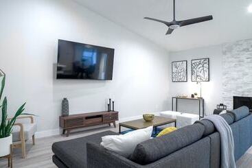 Beautiful 5 Bdrm Vacation Home W/heated Pool !