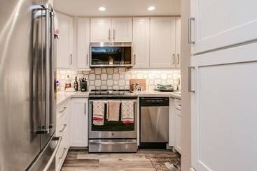 Cozy 2 Bdrm Condo In Heart Of Old Town Scottsdale!