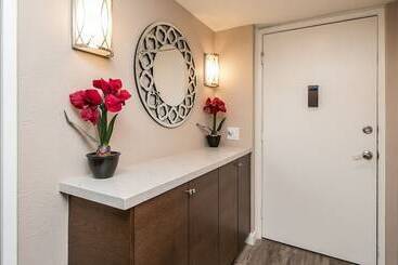Cozy 2 Bdrm Condo In Heart Of Old Town Scottsdale!