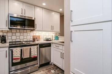 Cozy 2 Bdrm Condo In Heart Of Old Town Scottsdale!