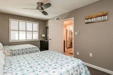 Cozy 2 Bdrm Condo In Heart Of Old Town Scottsdale!