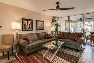 Cozy 2 Bdrm Condo In Heart Of Old Town Scottsdale!