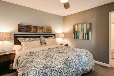Cozy 2 Bdrm Condo In Heart Of Old Town Scottsdale!