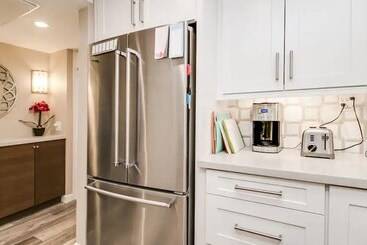 Cozy 2 Bdrm Condo In Heart Of Old Town Scottsdale!