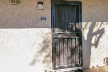 Cozy 2 Bdrm Condo In Heart Of Old Town Scottsdale!