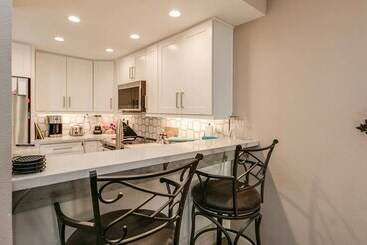 Cozy 2 Bdrm Condo In Heart Of Old Town Scottsdale!