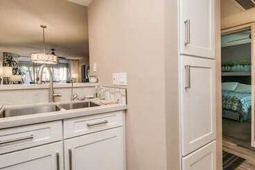Cozy 2 Bdrm Condo In Heart Of Old Town Scottsdale!