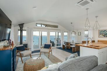Cozy Lakeshore Cottage