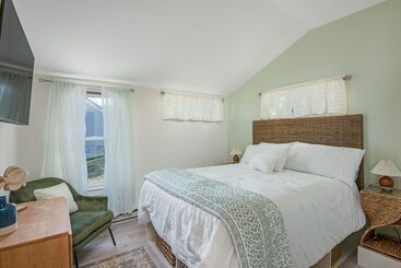 Cozy Lakeshore Cottage