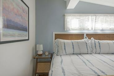 Cozy Lakeshore Cottage