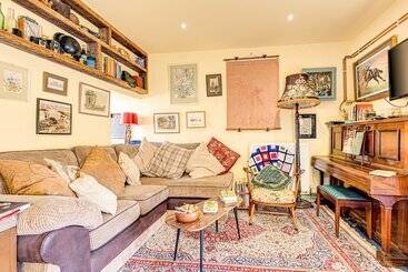 Family Country Cottage With A Private Valley View