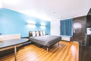 هتل Blue Way Inn Fairmont