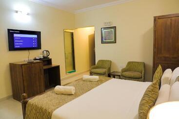 Fabhotel Edem Garden