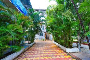 Fabhotel Edem Garden