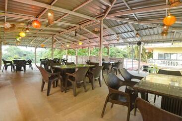 Fabhotel Edem Garden