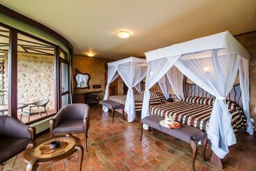 هتل Lake Nakuru Sopa Lodge