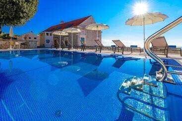 هتل Palace Natali