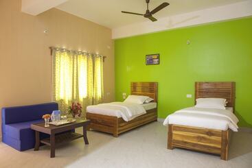 هتل Rains Inn Eco