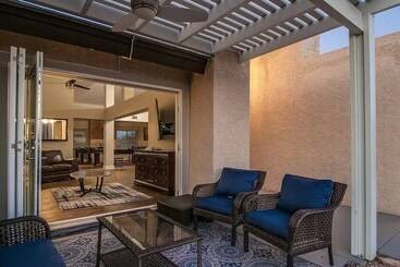 קוטג'' Spectacular Hilltop Home W/resort Like Backyard!