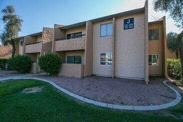 Stylish Updated 2 Bdrm Near Old Town Scottsdale!