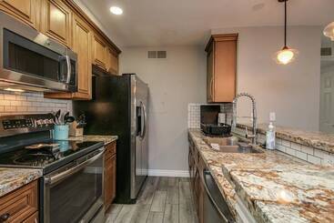 Stylish Updated 2 Bdrm Near Old Town Scottsdale!