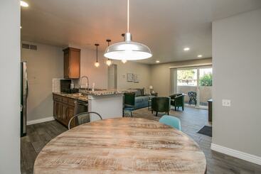 Stylish Updated 2 Bdrm Near Old Town Scottsdale!