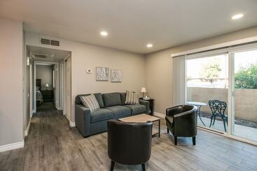 Stylish Updated 2 Bdrm Near Old Town Scottsdale!