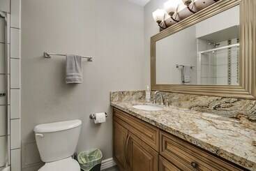 Stylish Updated 2 Bdrm Near Old Town Scottsdale!