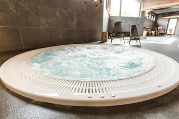 هتل Arietes Marmont Resort