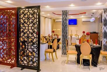 هتل Hôtel La Principauté Douala Bonapriso