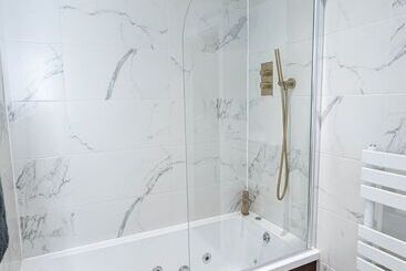 هتل Manhattan Luxury Suites
