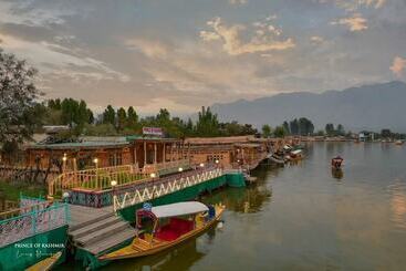 هتل Prince Of Kashmir Luxury Houseboat