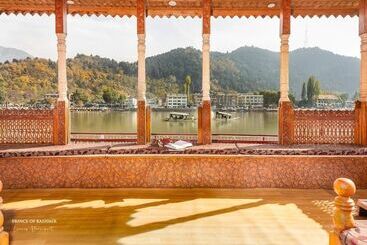 هتل Prince Of Kashmir Luxury Houseboat