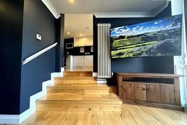 اقامتگاه Cosy And Quirky House In The Heart Of Bakewell
