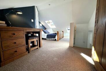 اقامتگاه Cosy And Quirky House In The Heart Of Bakewell