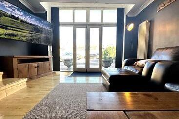 اقامتگاه Cosy And Quirky House In The Heart Of Bakewell