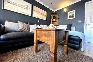 اقامتگاه Cosy And Quirky House In The Heart Of Bakewell