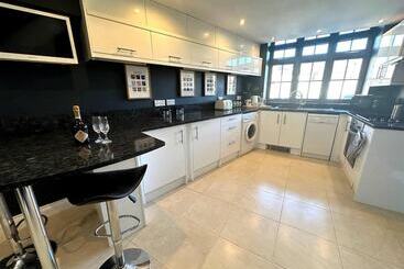 اقامتگاه Cosy And Quirky House In The Heart Of Bakewell