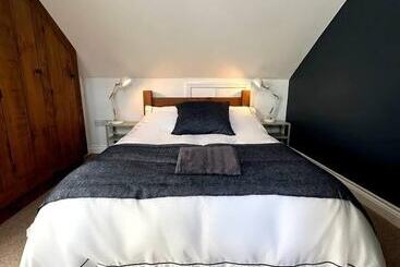 اقامتگاه Cosy And Quirky House In The Heart Of Bakewell