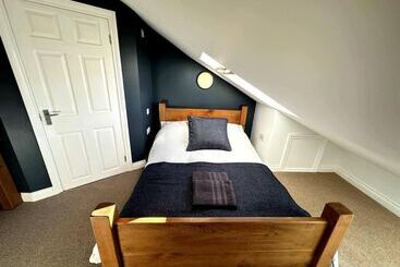 اقامتگاه Cosy And Quirky House In The Heart Of Bakewell