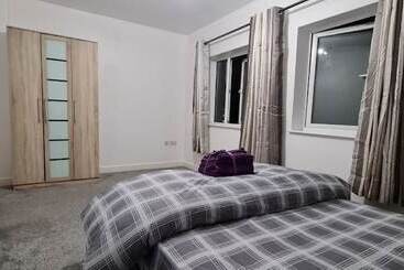 اقامتگاه Impeccable 4 Bed House Near Manchester City Centre