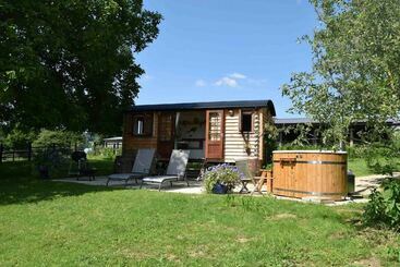 Shephards Hut With Hot Tub In The Cotswolds