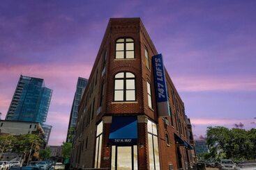 Wind Down After A Long Day In The Windy City   Full Kitchen, Spa Bath, Comfy Bed   747 Lofts Cabin 2