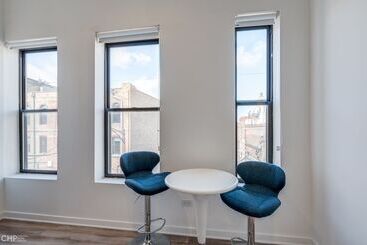 Wind Down After A Long Day In The Windy City Full Kitchen, Spa Bath, Comfy Bed 747 Lofts Cabin 2