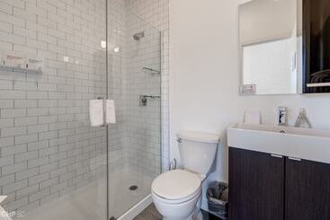 Wind Down After A Long Day In The Windy City   Full Kitchen, Spa Bath, Comfy Bed   747 Lofts Cabin 2