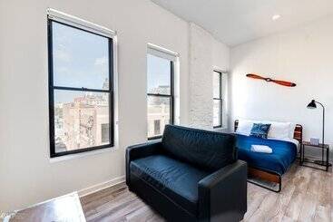 Wind Down After A Long Day In The Windy City   Full Kitchen, Spa Bath, Comfy Bed   747 Lofts Cabin 2
