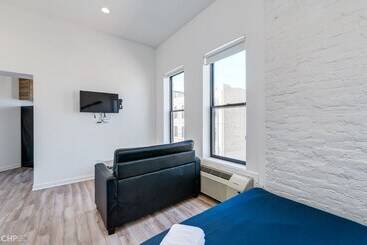 Wind Down After A Long Day In The Windy City   Full Kitchen, Spa Bath, Comfy Bed   747 Lofts Cabin 2