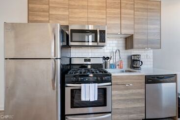 Wind Down After A Long Day In The Windy City   Full Kitchen, Spa Bath, Comfy Bed   747 Lofts Cabin 2