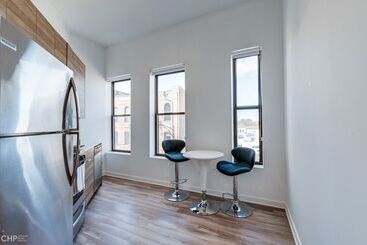 Wind Down After A Long Day In The Windy City   Full Kitchen, Spa Bath, Comfy Bed   747 Lofts Cabin 2