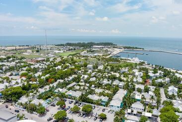 A Place In Paradise By Avantstay Key West Walkable W/ Shared Pool Week Long Stays Only